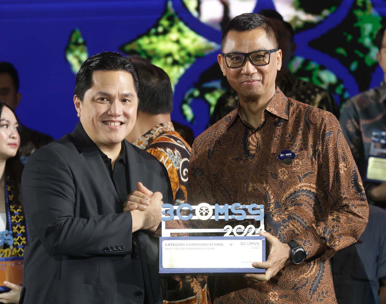 Direktur Utama PT PLN (Persero) Darmawan Prasodjo Berhasil Meraih Penghargaan Best CEO Communications
