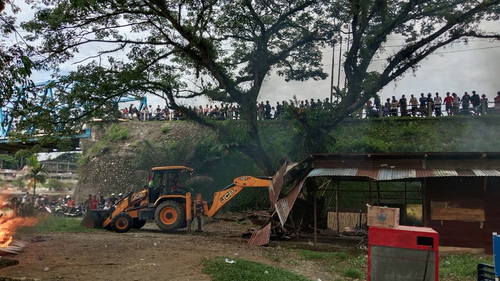 Warga Tanjung Payang Bantu Bongkar Bangunan Cafe Remang-remang di Pinggir Sungai Lematang Lahat