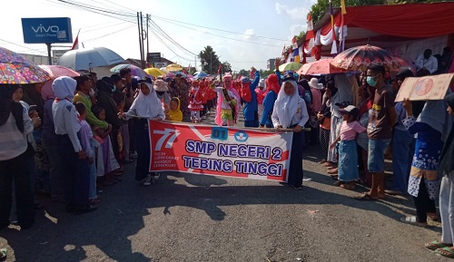 Ribuan Warga Empat Lawang Padati Jalan Lintas Sumatera Nonton Karnaval Pembangunan