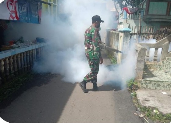 Fogging Cegah DBD, Babinsa Koramil 405-12/Kota Lahat Ikut Andil