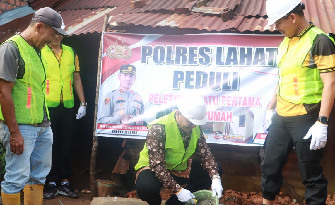 Peduli Peletakan Batu Pertama Program Bedah Rumah untuk Warga Kurang Mampu