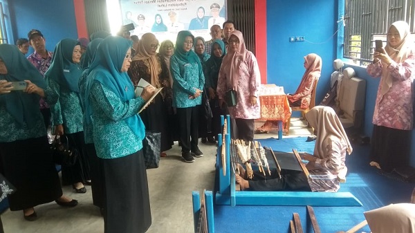 Kain Tenun Bukit Jempol dari Desa Banjarsari Kabupaten Lahat Dinilai Tim UP2K PKK Provinsi Sumsel 