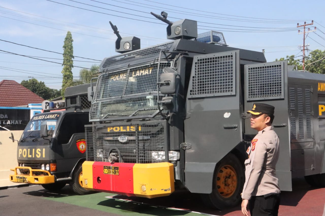 Kapolres Lahat Pimpin Pengecekan Kendaraan Alat Pengamanan Massa