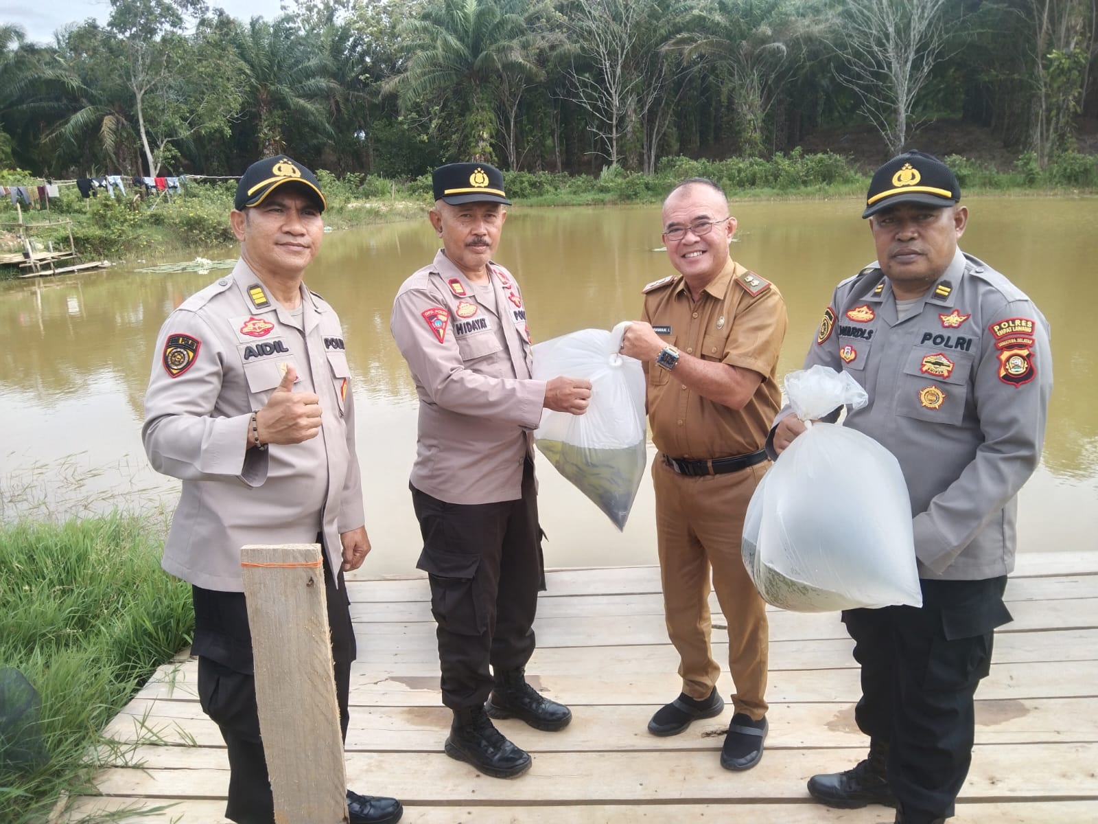 Tebar Ribuan Benih Ikan Lele di Kolam Ikan Polres Empat Lawang