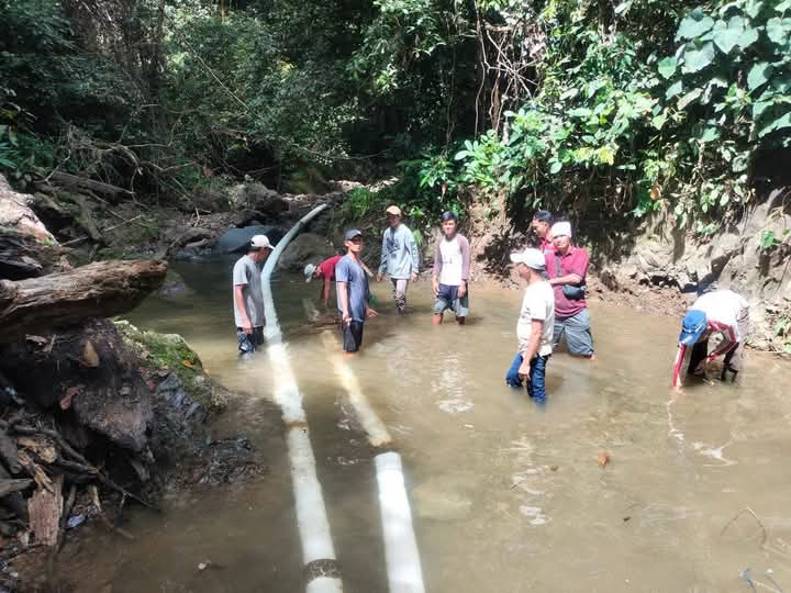 Gotong Royong Perbaiki Saluran Air, Warga dan Pemerintah Desa Tanjung Kurung Bersatu