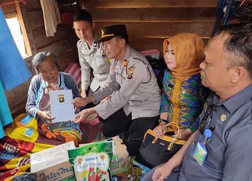 Kapolsek Kota Agung Jenguk Penderita Tumor di Desa Kebun Jati