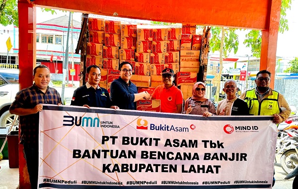 PT Bukit Asam Tbk Salurkan Bantuan untuk Warga Terdampak Banjir Sungai Lematang Lahat