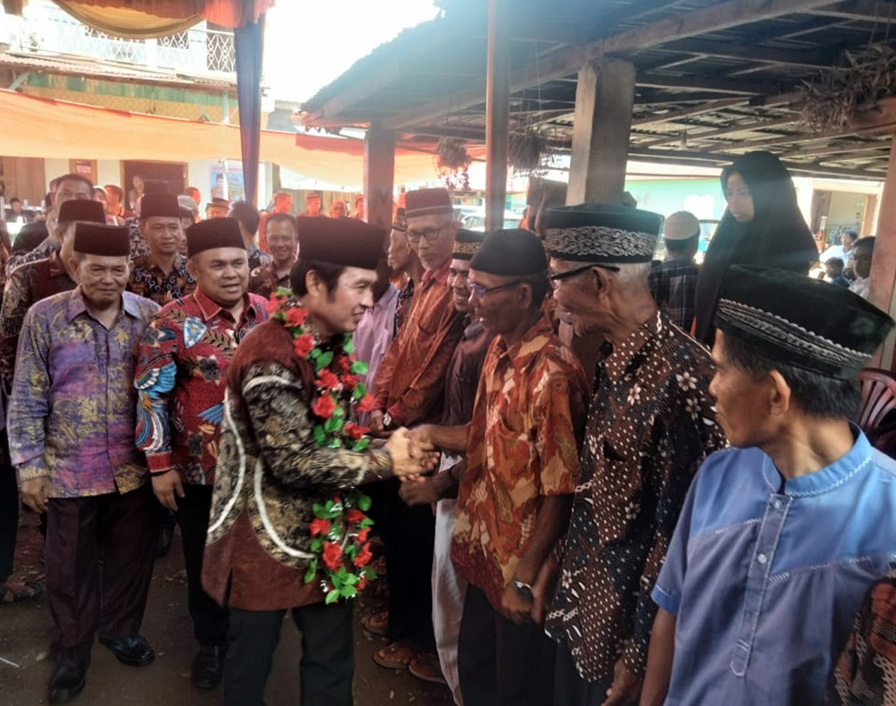 YM Mirip Pengantin Baru, Datang ke Kikim Selatan Disambut dengan Kalung Bunga