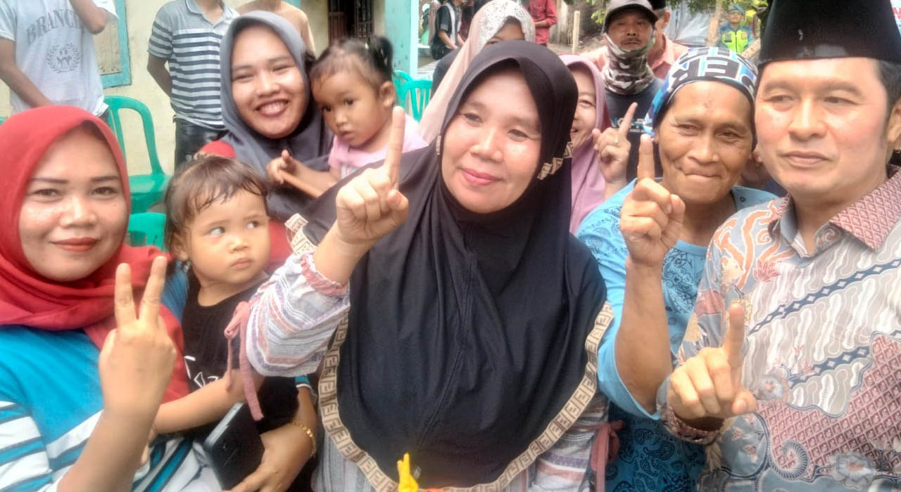 Yulius Maulana Disayang Emak-emak, Berdesakan Ingin Foto Bersama Paslon 1 Lahat YMBM