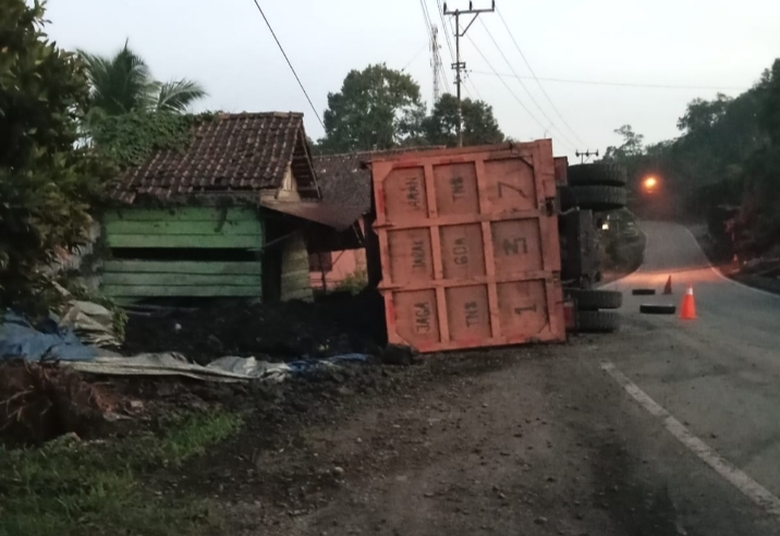 Angkutan Batubara Terbalik Kenai Rumah Warga di Merapi Lahat, Sopir Kabur