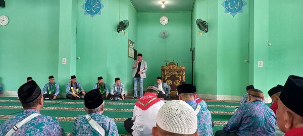 Bupati Lahat Cik Ujang Kunjungi Jemaah Haji Lahat di Asrama Haji