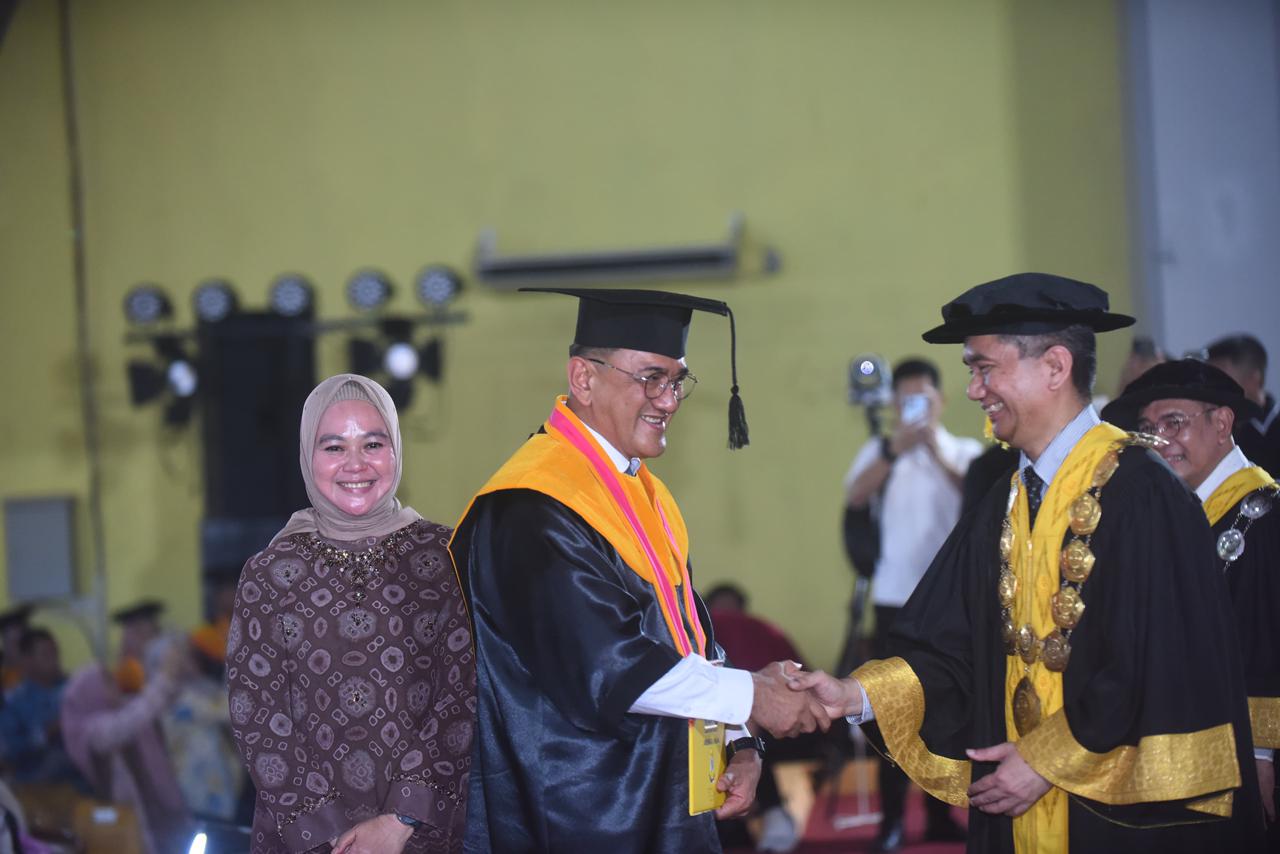 Sekda Sumsel Edward Candra Resmi Sandang Gelar Doktor, Sampaikan Pesan Herman Deru untuk 899 Wisudawan Unsri