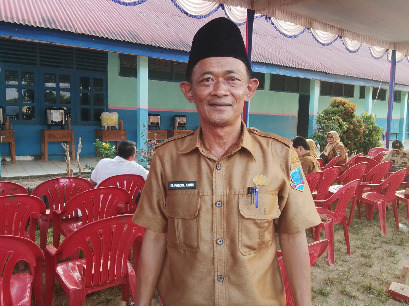 DLH Lahat Gencarkan Pemeliharaan Pohon Tua Milik Pemda, Bersihkan Gulma dan Parasit