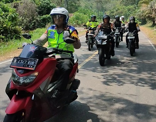 Kapolres Lahat Mengendarai Motor Menuju Kikim, Ada Apa ya