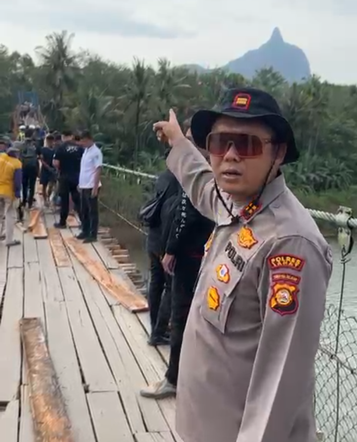 Bentuk Nyata Kepedulian, Polsek Merapi Barat Rehab Jembatan Gantung Negeri Agung 
