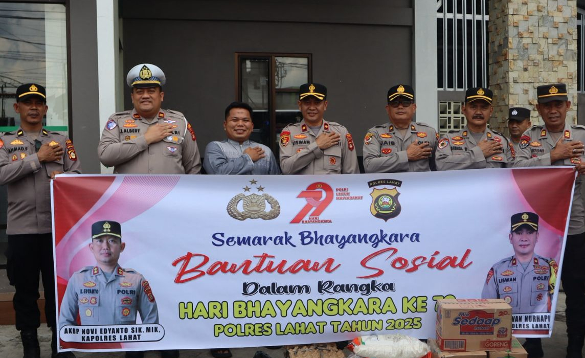 Polres Lahat Gelar Giat Bansos dan Bhaksos Dalam Rangka Hari Bhayangkara Ke-79 Tahun 2025