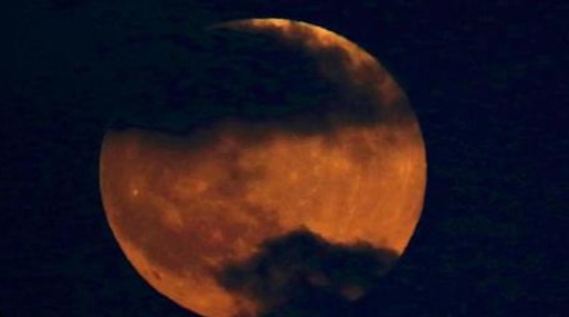 Gerhana Bulan Total Sore ini Menjelang Magrib  