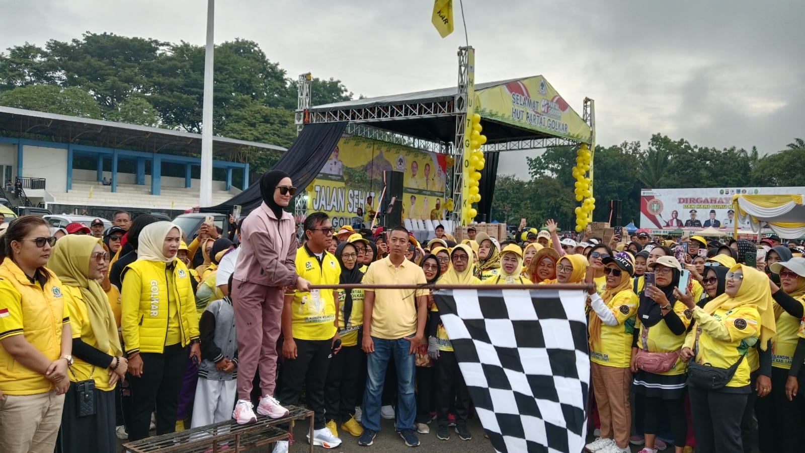 Wabup Widia Ningsih Lepas Peserta Jalan Sehat Hari Jadi Partai Golkar ke-61 Tahun di Kabupaten Lahat