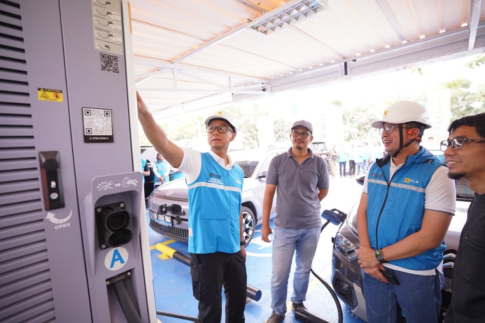 Antisipasi Lonjakan EV selama Periode Nataru, Dirut PLN Tinjau Kesiagaan SPKLU di Berbagai Titik Krusial