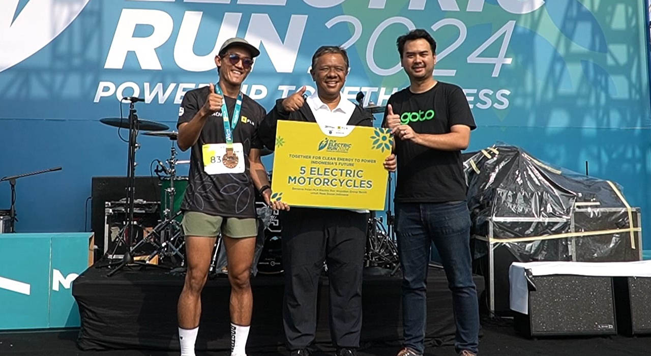 5 Pengemudi Ojol Prasejahtera Peroleh Motor Listrik di PLN Electric Run 2024