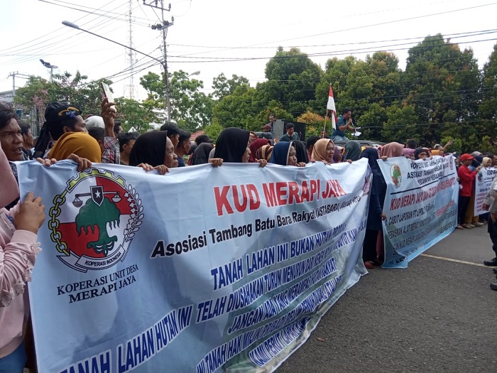 Massa Aksi Damai Astabara dan KUD-Merapi Jaya Pilih Bertahan