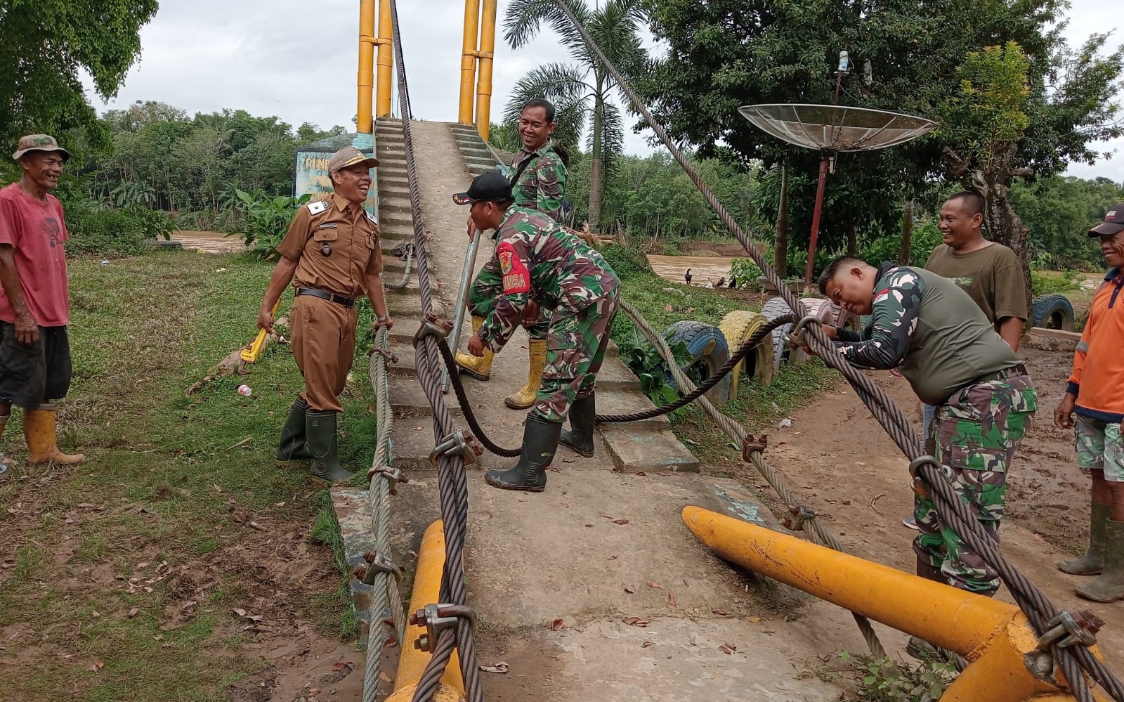 Ini Giat Babinsa Koramil Merapi Pasca Banjir Di Merapi Area 