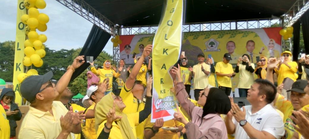 Jalan Sehat Partai Golkar Lahat Bertabur Hadiah, Peserta Rela Menunggu Hingga Terik Matahari