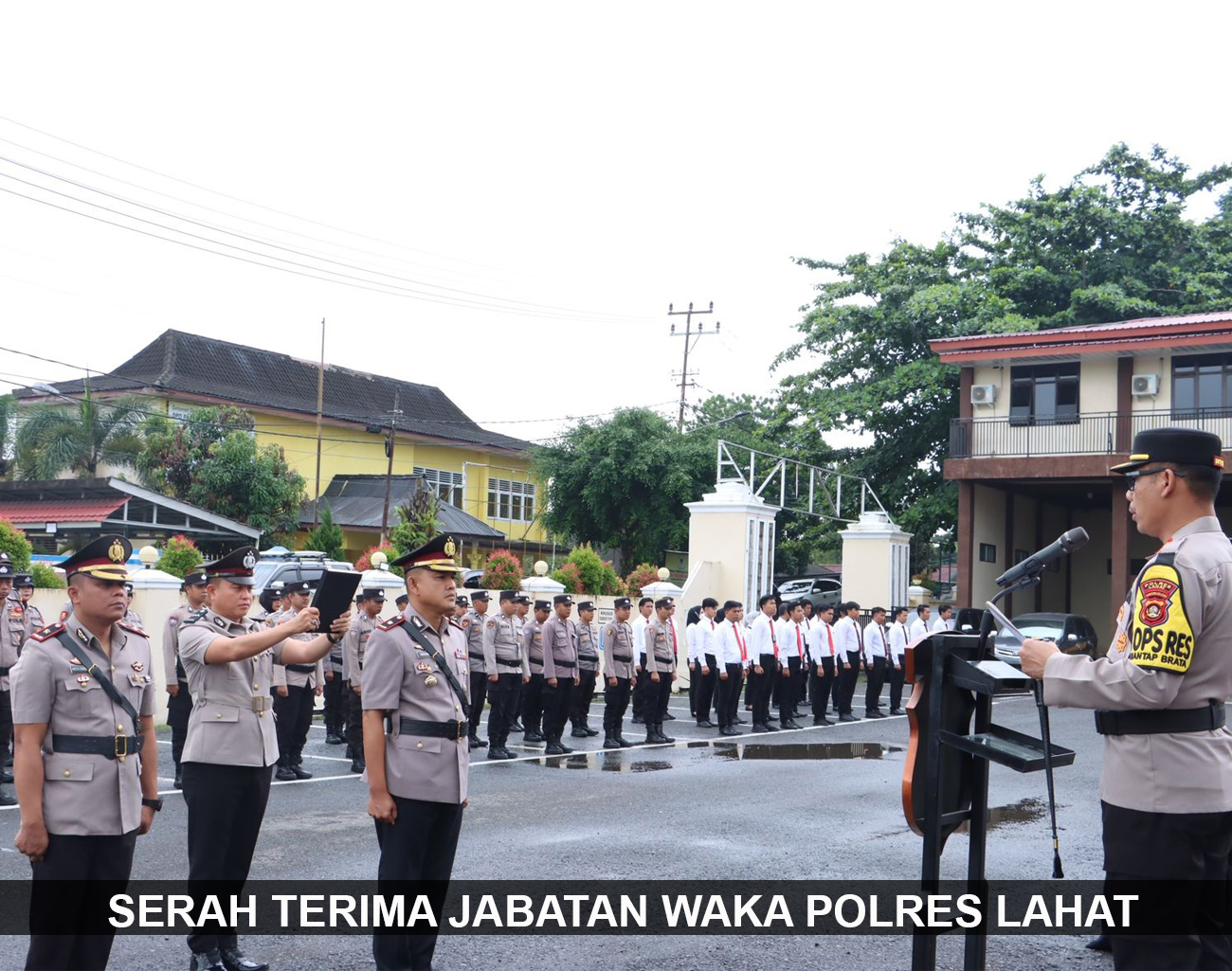 Kapolres Lahat AKBP God Parlasro S Sinaga SH SIK MH Memimpin Serah Terima Jabatan Waka Polres Lahat