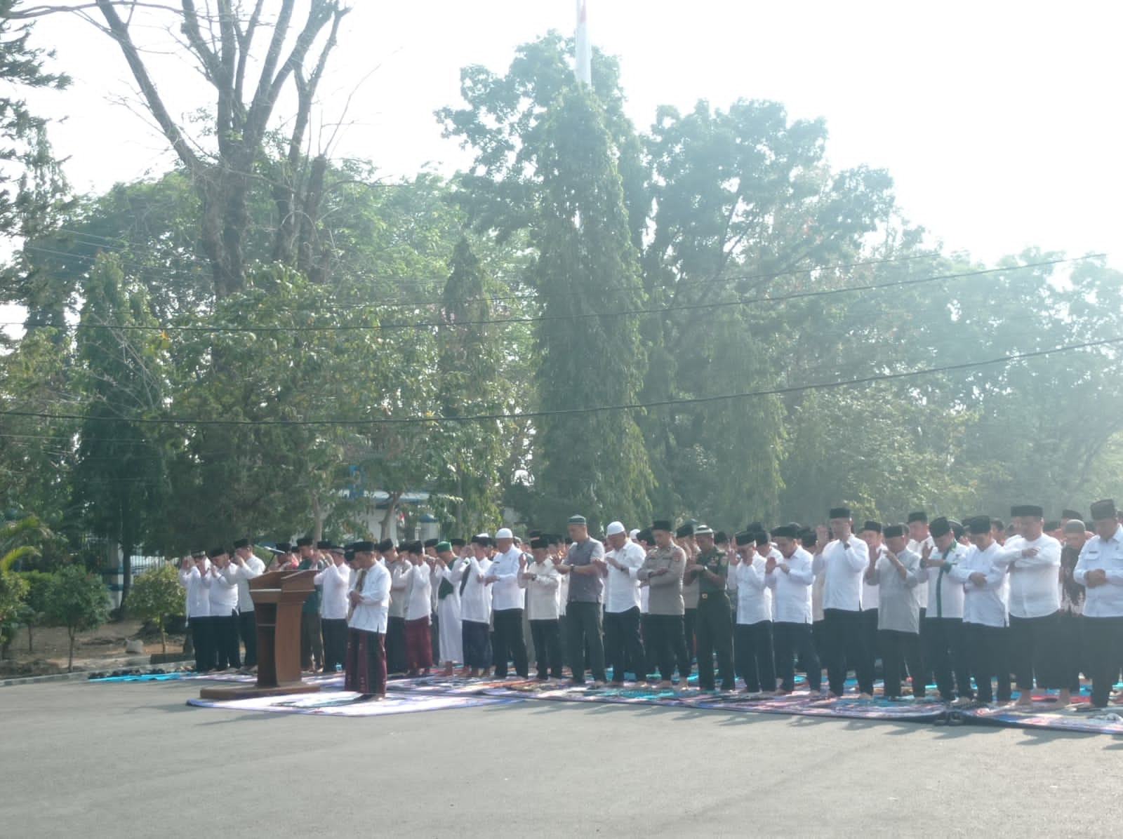 Pemkab Lahat Gelar Sholat Sunnah Istisqa di Halaman Kantor Bupati Lahat, ini Harapan Bupati Lahat H Cik Ujang