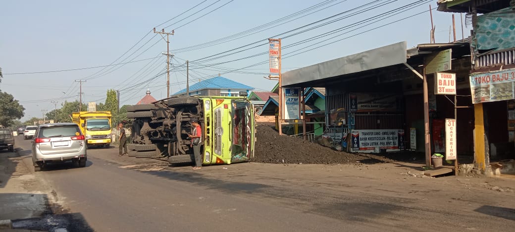 Truk Tronton Batubara Terguling di Jalan Lintas Kabupaten Lahat 