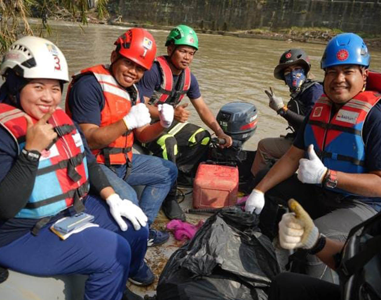 Bukit Asam (PTBA) bersama Masyarakat Susur Sungai dan Bersih Sampah di Sungai Enim, Jaga Lingkungan