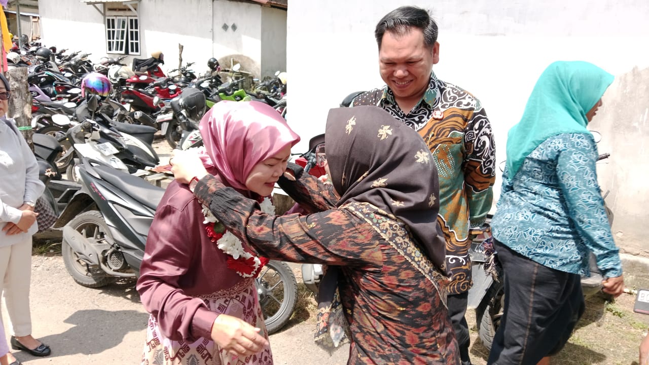 Reses ke Lahat Selatan, Sri Meliyana Disambut Camat Lahat Selatan dan Anak anak PAUD Tanjung Tebat