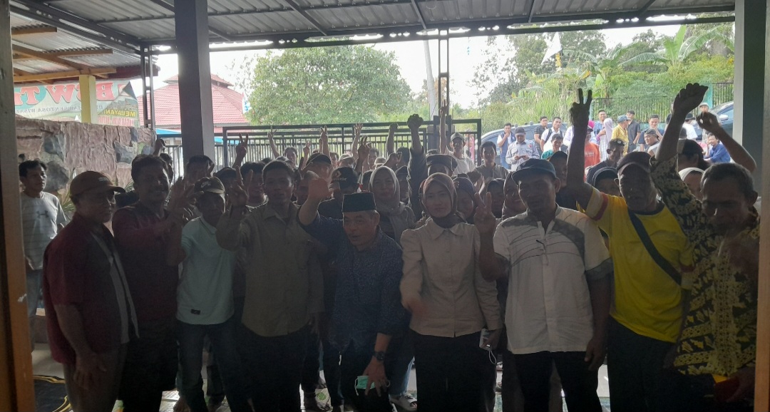 Cabup dan Cawabup Lahat Bursah - Widia  Kukuhkan Tim Relawan Gumay Ulu, Rapatkan Barisan Gass Poll