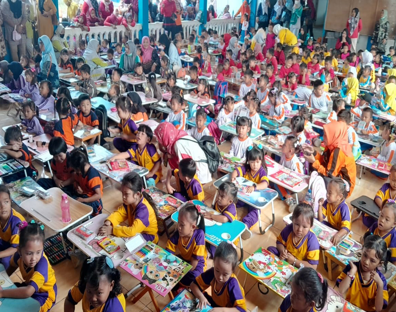 Lihat Semangat Adik adik TK PAUD, Lomba Mewarnai Kertas Koran Lahat Pos, Camat Merapi Barat Kaget