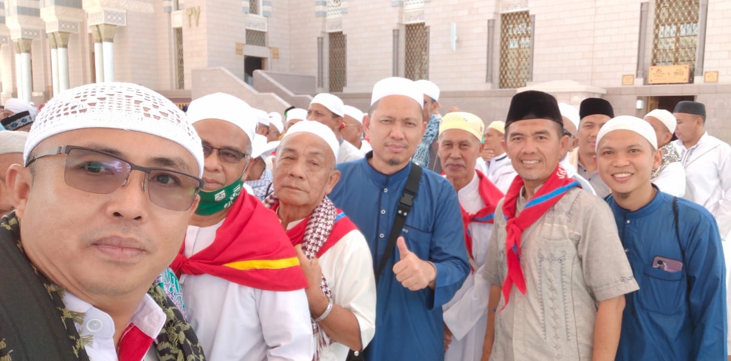 Jemaah Haji Kloter 13 PLM Ziarah Raudhah