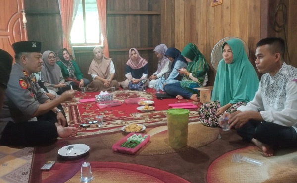 Kapolsek Merapi dan Ibu ibu Bhayangkari Kunjungi Kediaman Almarhum Ustadz Sapri SAg