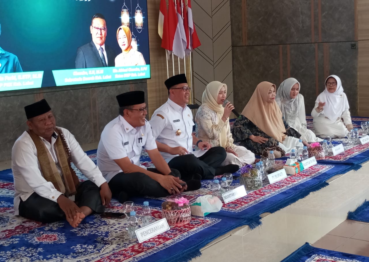 PJ Ketua TP PKK Kabupaten Lahat Beri Pertanyaan ini Pada Anggota BKMT Lahat