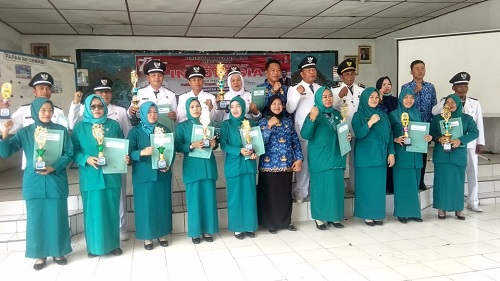 Usai Pengibaran Bendera HUT RI 77, Kantor Kecamatan Merapi Barat Bagikan Hadiah Lomba Desa