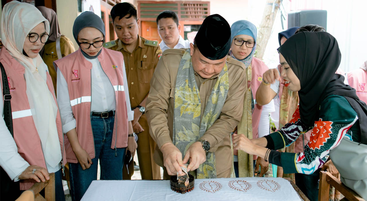 Dukung Pemberdayaan Perempuan, Srikandi PLN Gelar Pelatihan Membatik