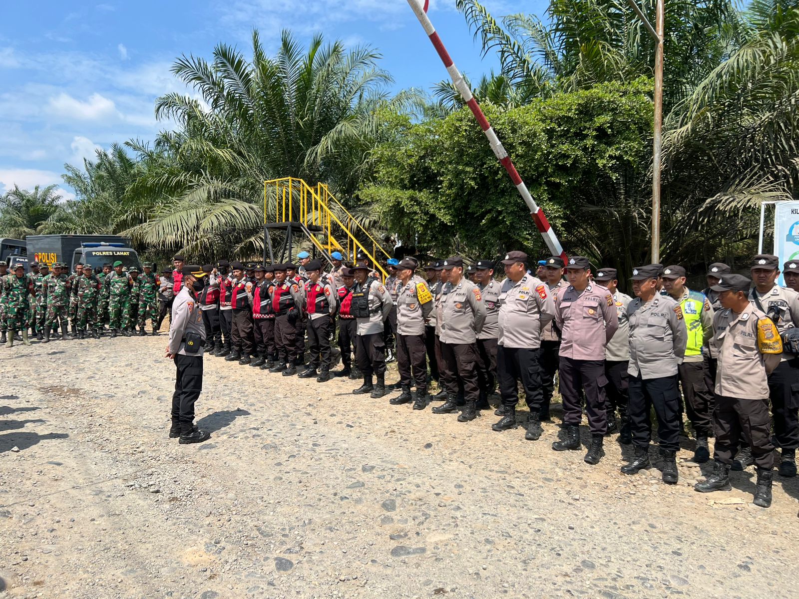Jaga Situasi Kamtibmas, Polres Lahat Lakukan Pengamanan Aksi Unjuk Rasa di PT SMS Kikim Barat