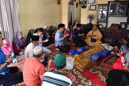 Disela sela Kesibukan sebagai Bupati Lahat, Cik Ujang Menyempatkan Melayat Warga yang Meninggal