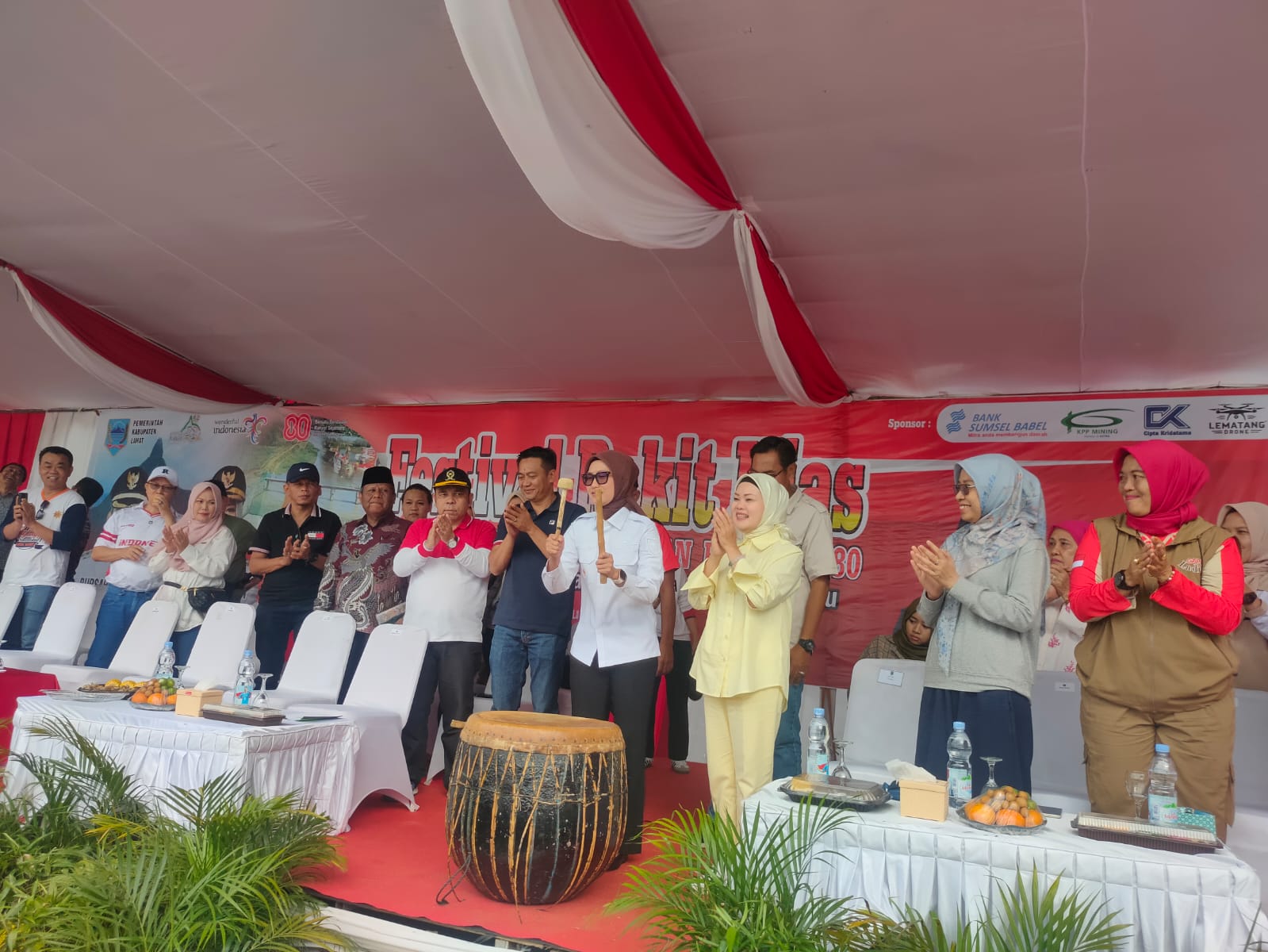 Kapolres Lahat Hadiri Lomba Rakit Hias di Tepian Sungai Lematang dalam Rangka HUT RI ke-80