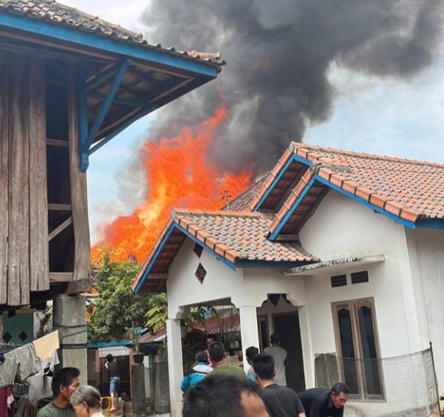Satu Rumah di Desa Gunung Kembang Ludes Terbakar