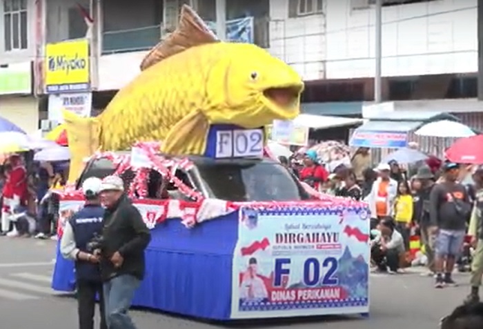 Ikan Mas Raksasa Melintasi Kota Lahat pada Pawai Mobil Hias 