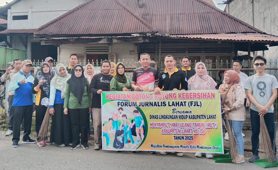 Sambut HUT Kabupaten Lahat ke-156 Tahun, FJL Gotong Royong Kebersihan Bersama OPD DLH dan Kantor Camat