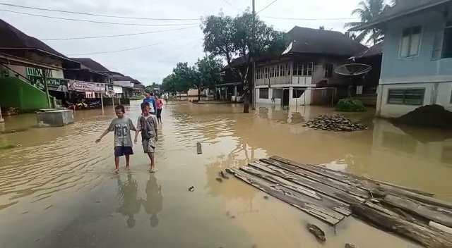 Hujan Semalaman Desa Batu Raja Baru di Empat Lawang Diterjang Banjir