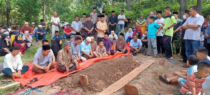 Camat Merapi Barat Erlambang Mewakili Bupati Lahat Cik Ujang Menghadiri Pemakaman Ustadz Sapri