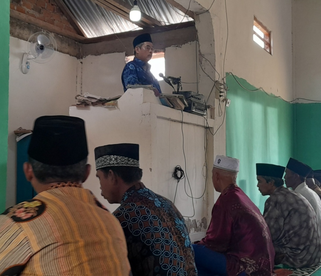 H Bursah Zarnubi Menjadi Khotib Sholat Jumat di Masjid Al Ikhlas Kikim Selatan