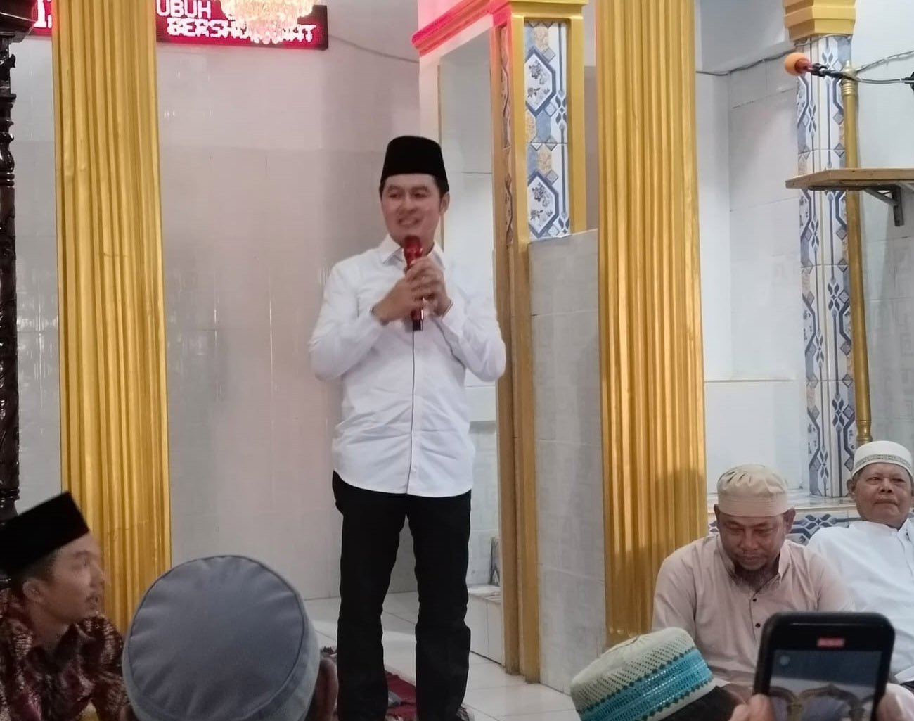 Calon Bupati Lahat Yulius Maulana Sholat Jumat di Penghijauan, Terkenang Masa Kecil, Inilah Program YM