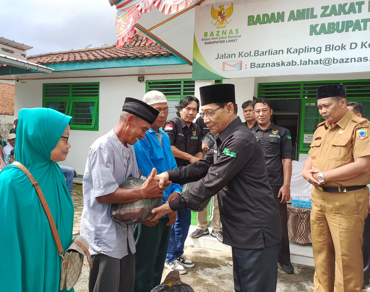 Baznas Lahat Laksanakan Pendistribusian Paket Sembako kepada Mustahiq Fakir Miskin, Guru Ngaji, dan Marbot